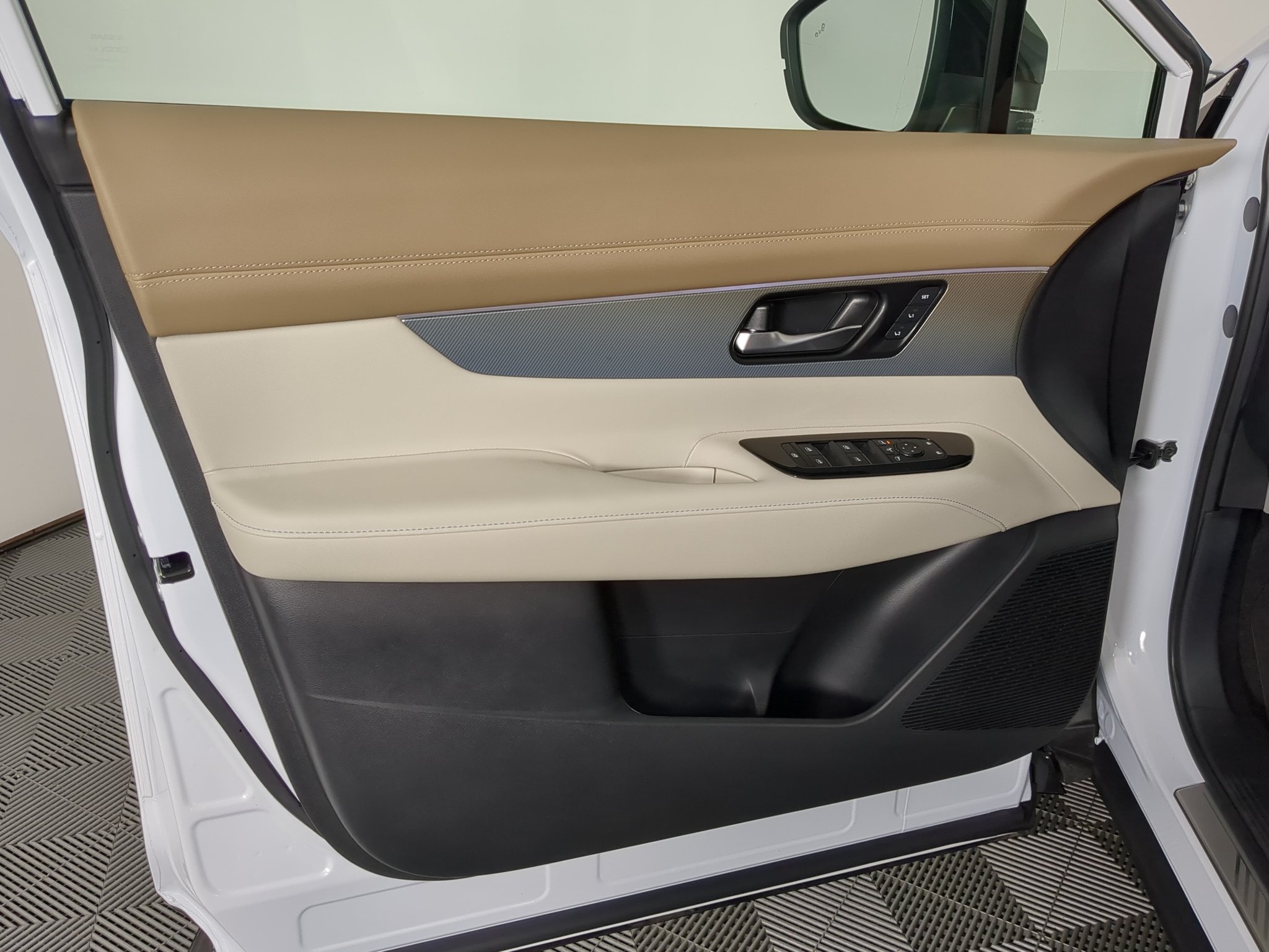 New 2027 Everest White Pearl TriCoat Nissan Platinum image 11