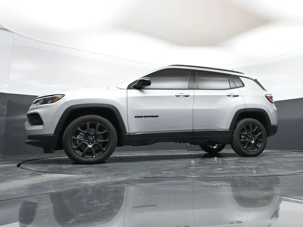 New 2026 Silver Zynith Metallic Clear-Coat Exterior Paint Jeep Latitude image 44