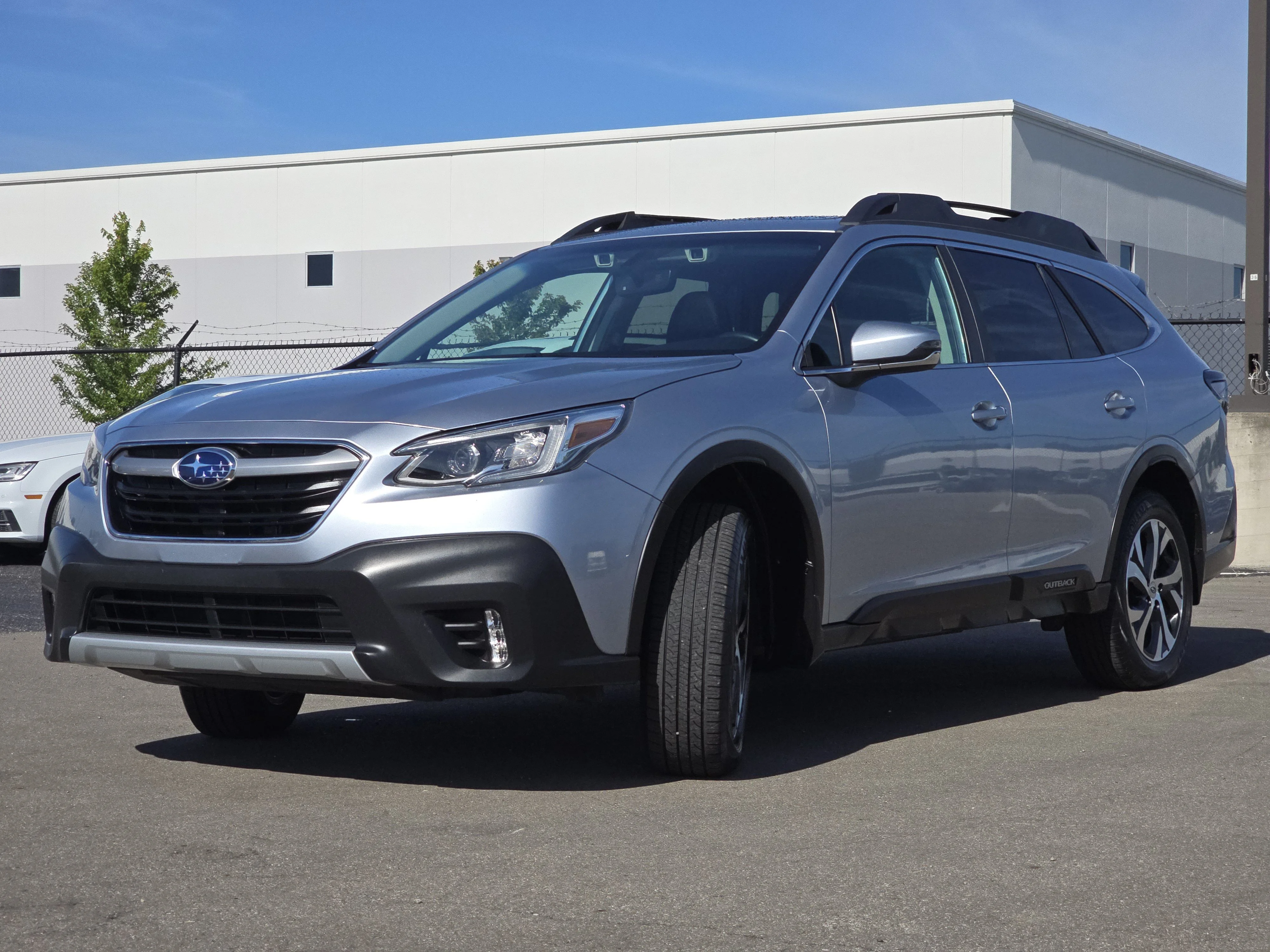 Used 2022 Ice Silver Metallic Subaru Limited image 3