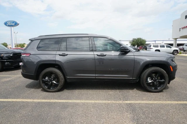 Used 2025  Jeep Laredo X image 4