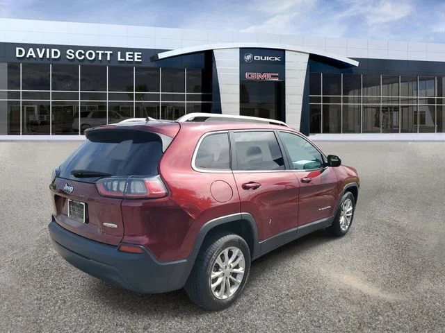 Used 2019 Red Jeep Latitude image 4