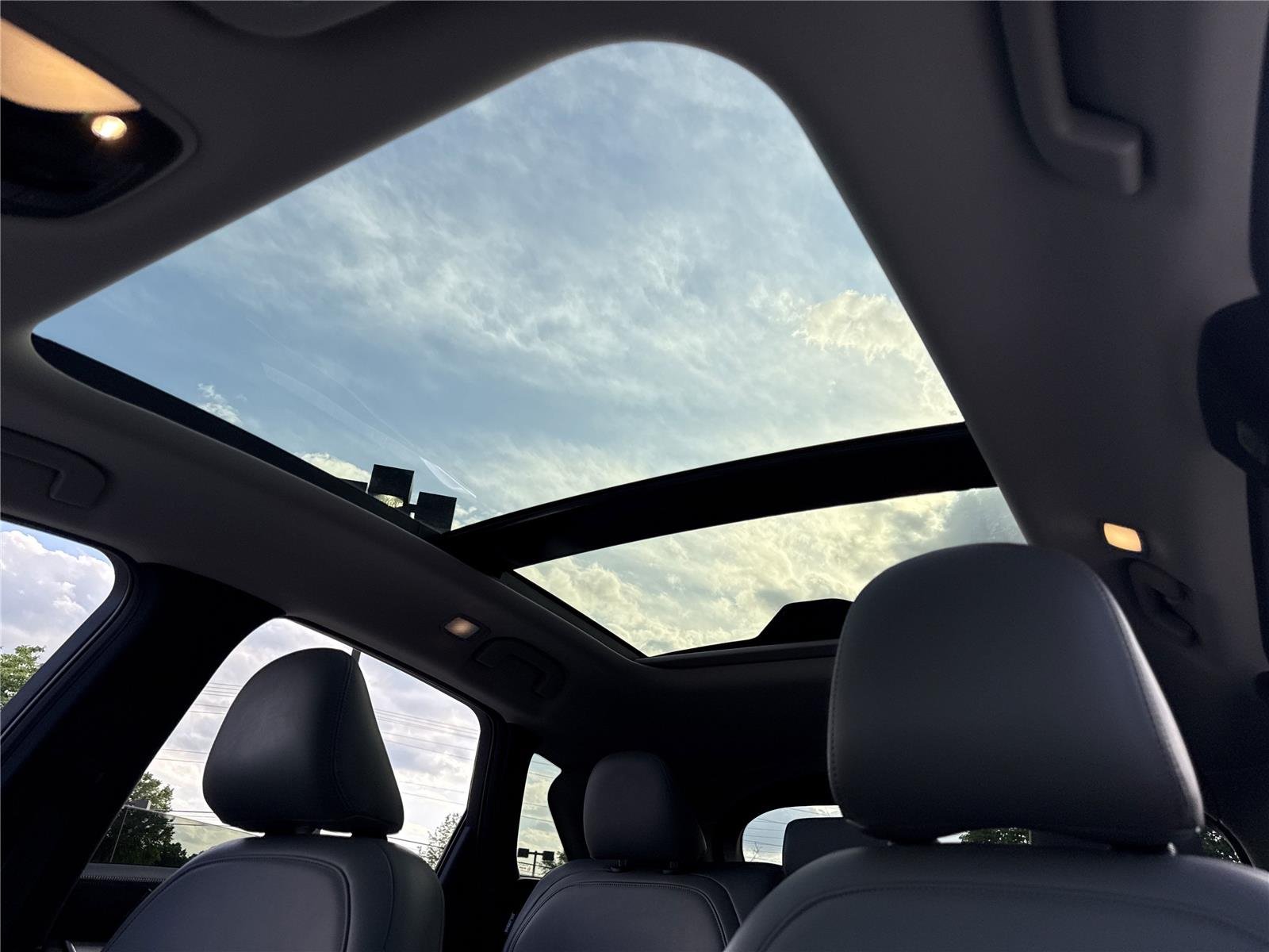 Used 2023 Radiant White INFINITI SENSORY image 6