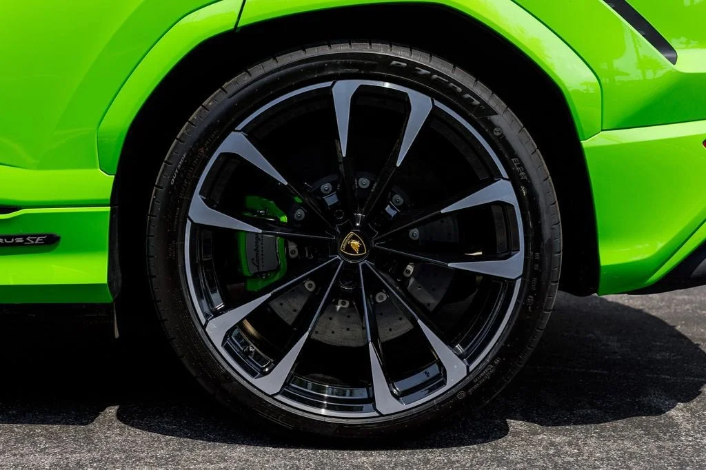 Used 2025 Green Lamborghini SE image 19