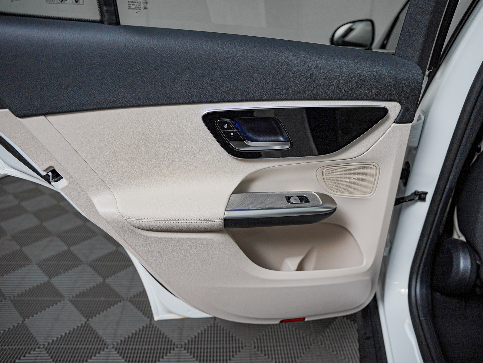 New 2026 Polar White Mercedes-Benz GLC 300 image 21