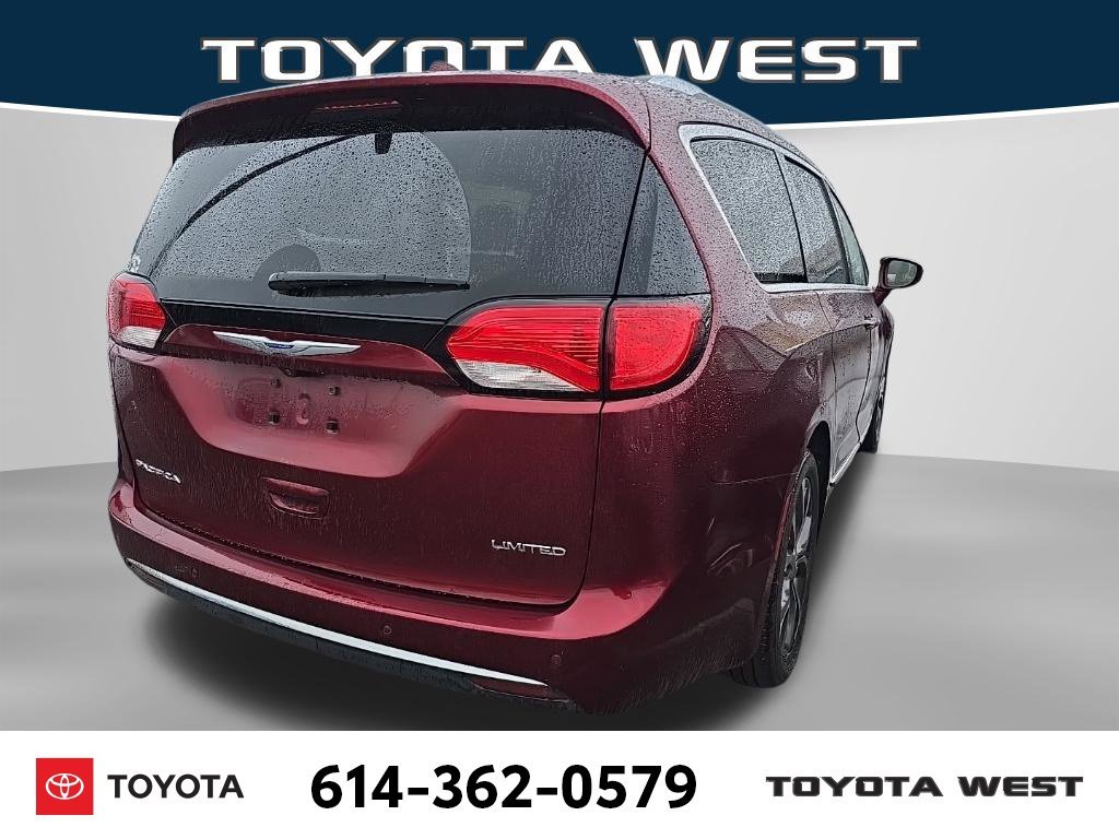 Used 2018 Red Chrysler Limited image 8