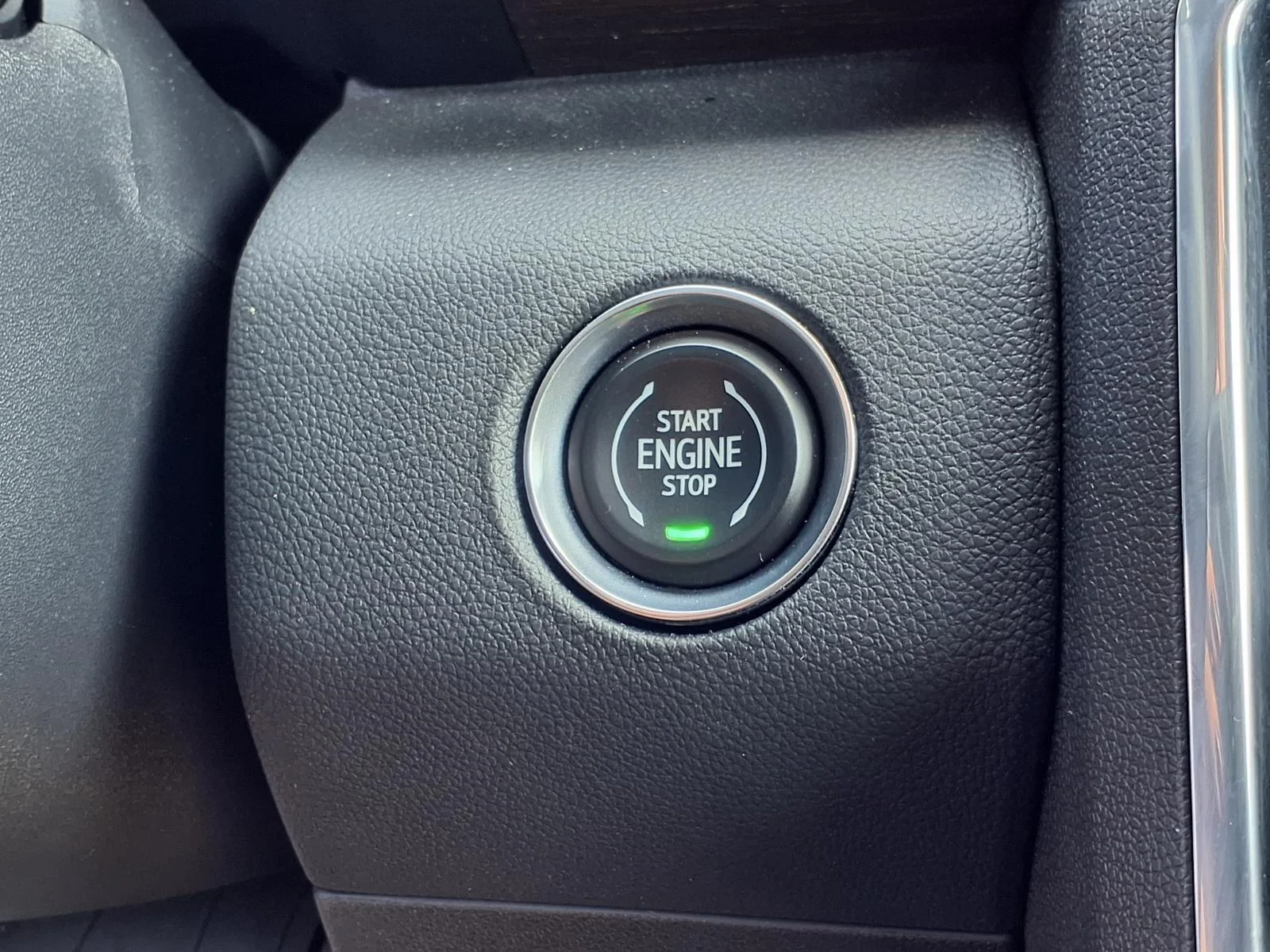 Used 2024 White Frost Tricoat GMC FWD Denali image 6