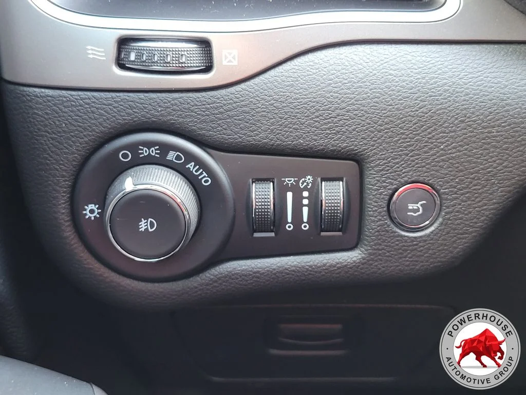 Used 2022 White Jeep Latitude Lux image 29