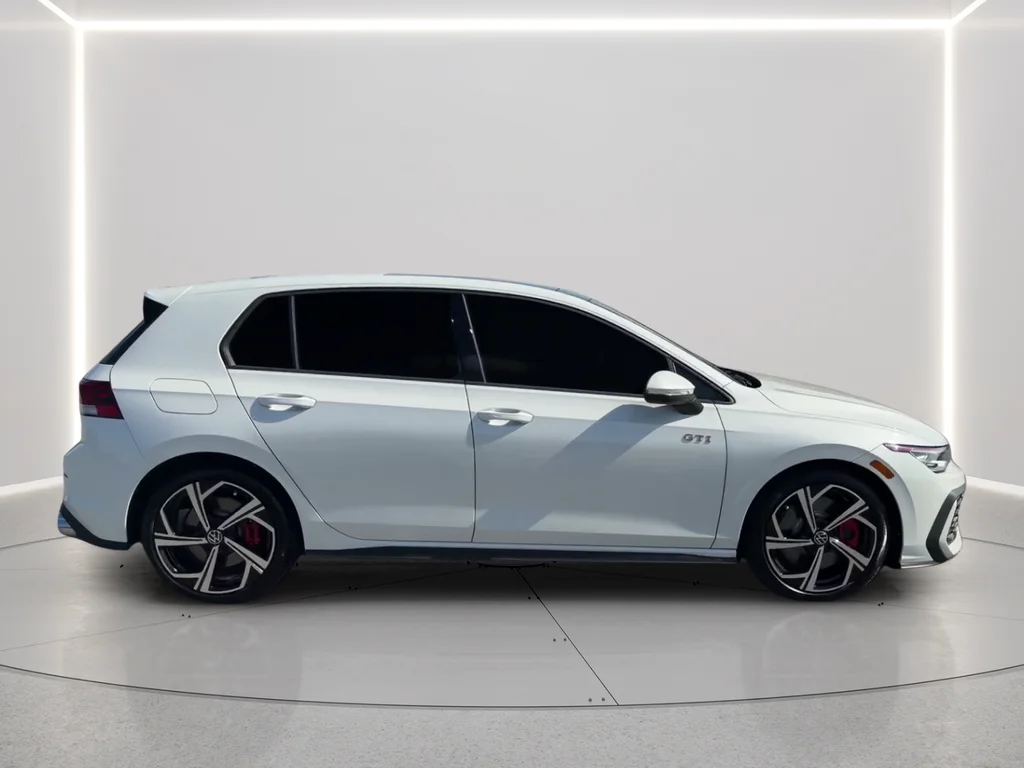 Used 2025 White Volkswagen 2.0T SE image 4