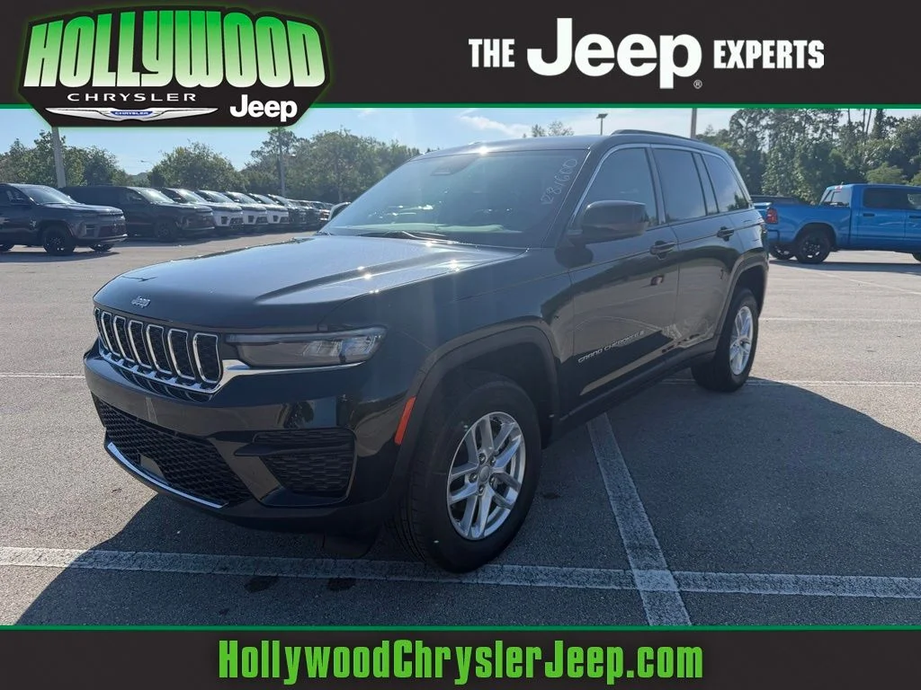 New 2026 Diamond Black Crystal Pearl-Coat Exterior Paint Jeep Laredo image 1