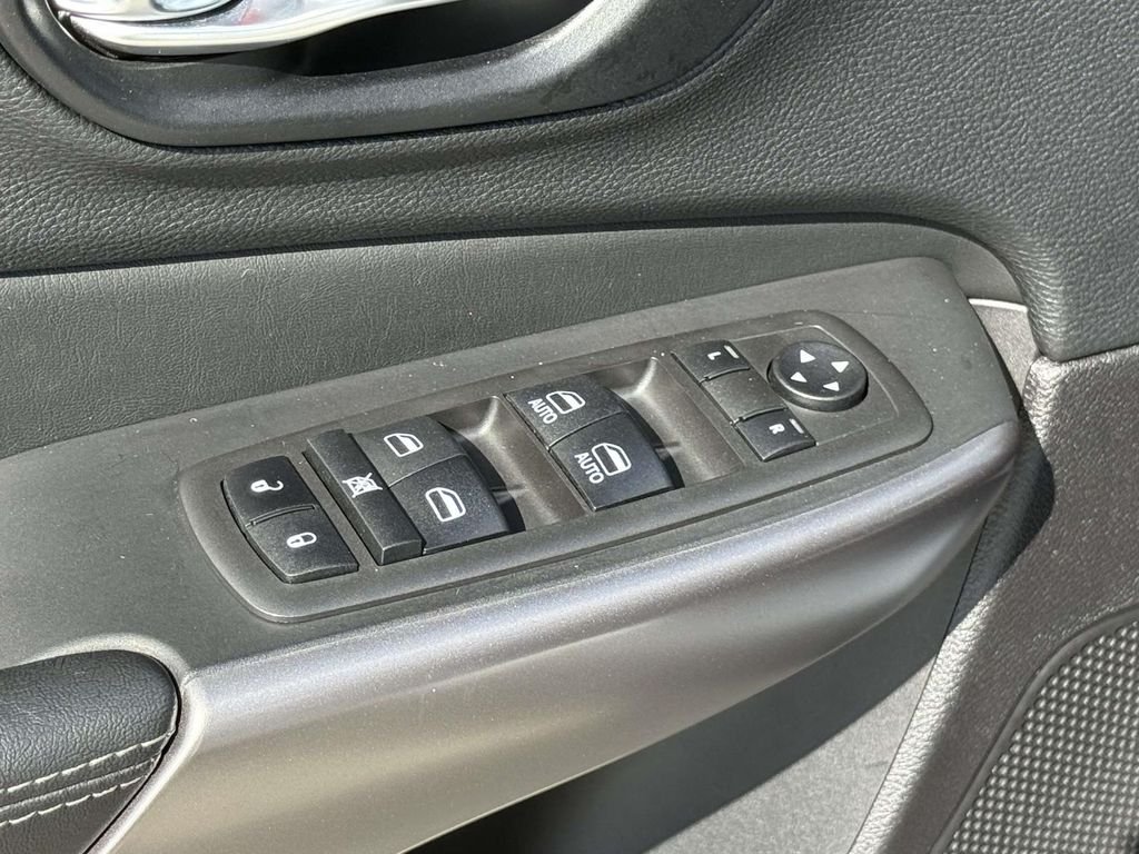Used 2021 White Jeep Latitude Lux image 29