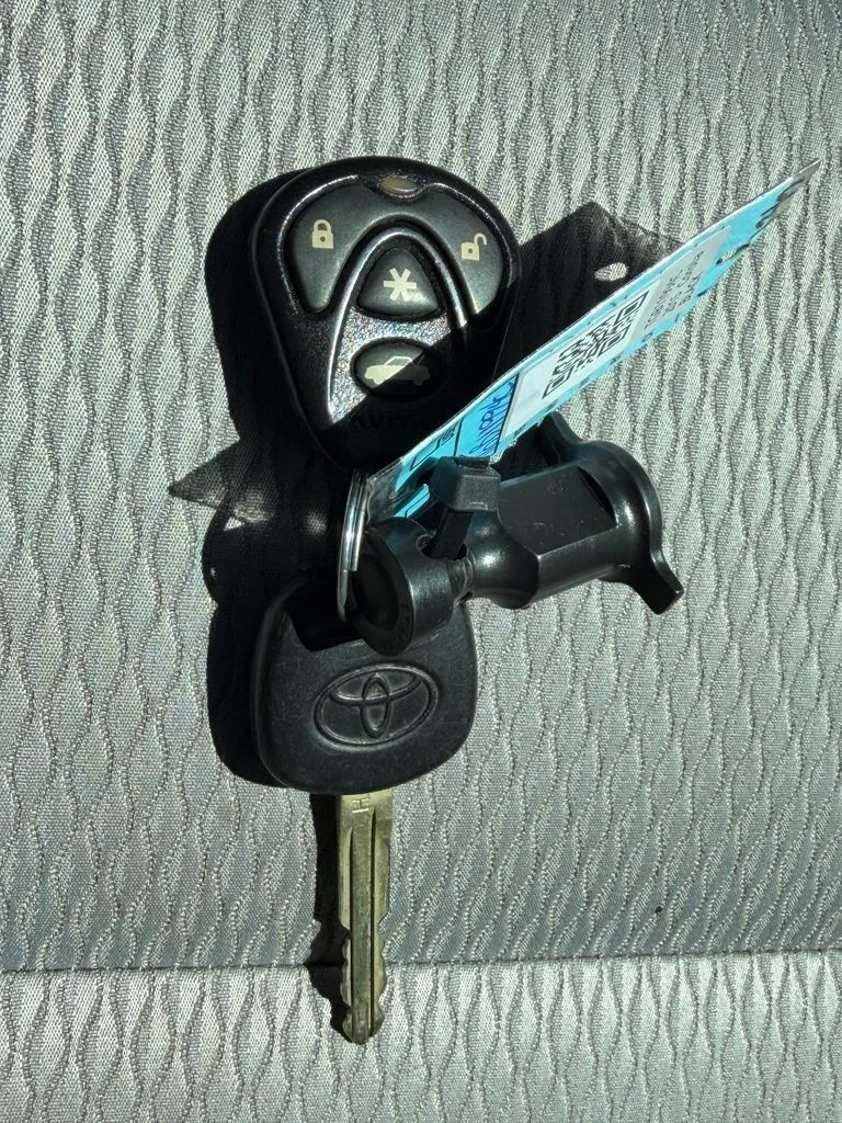 Used 2015 Gray Toyota LE image 21