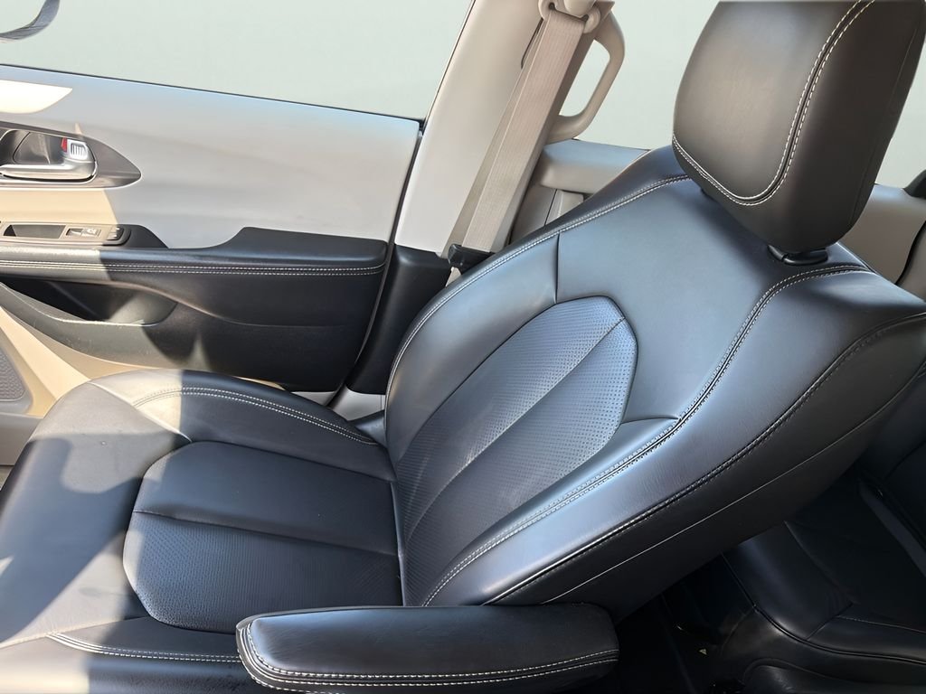 Used 2023 Silver Mist Clearcoat Chrysler Touring L image 32