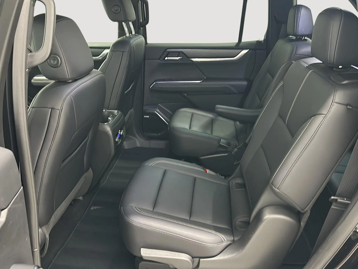 Used 2025 Ebony Twilight Metallic GMC Elevation image 24