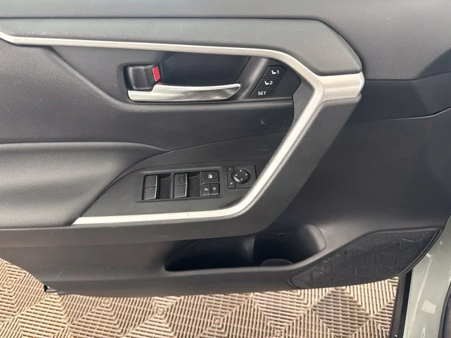 Used 2020 Gray Toyota XLE Premium image 21