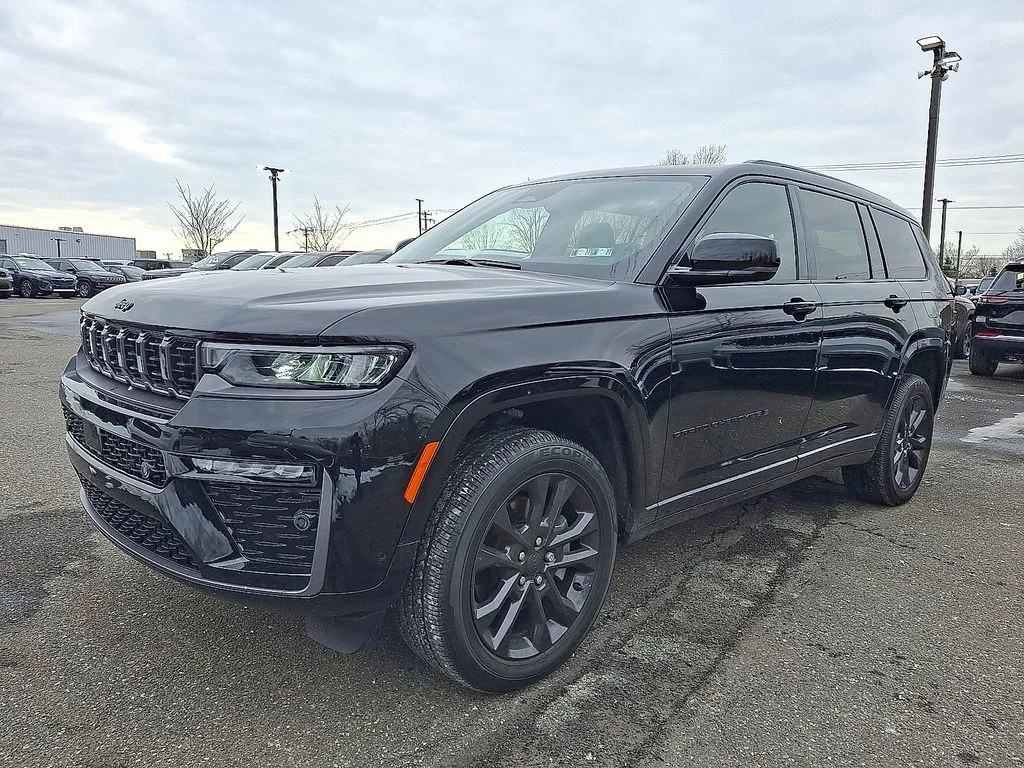 New 2026 Diamond Black Crystal Pearl-Coat Exterior Paint Jeep Limited image 2