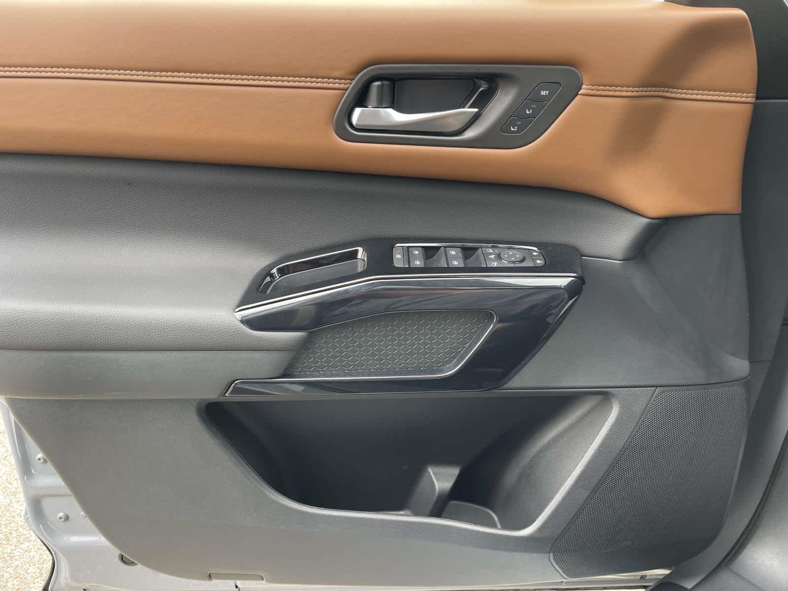 New 2026 Boulder Gray Pearl Nissan Platinum image 32