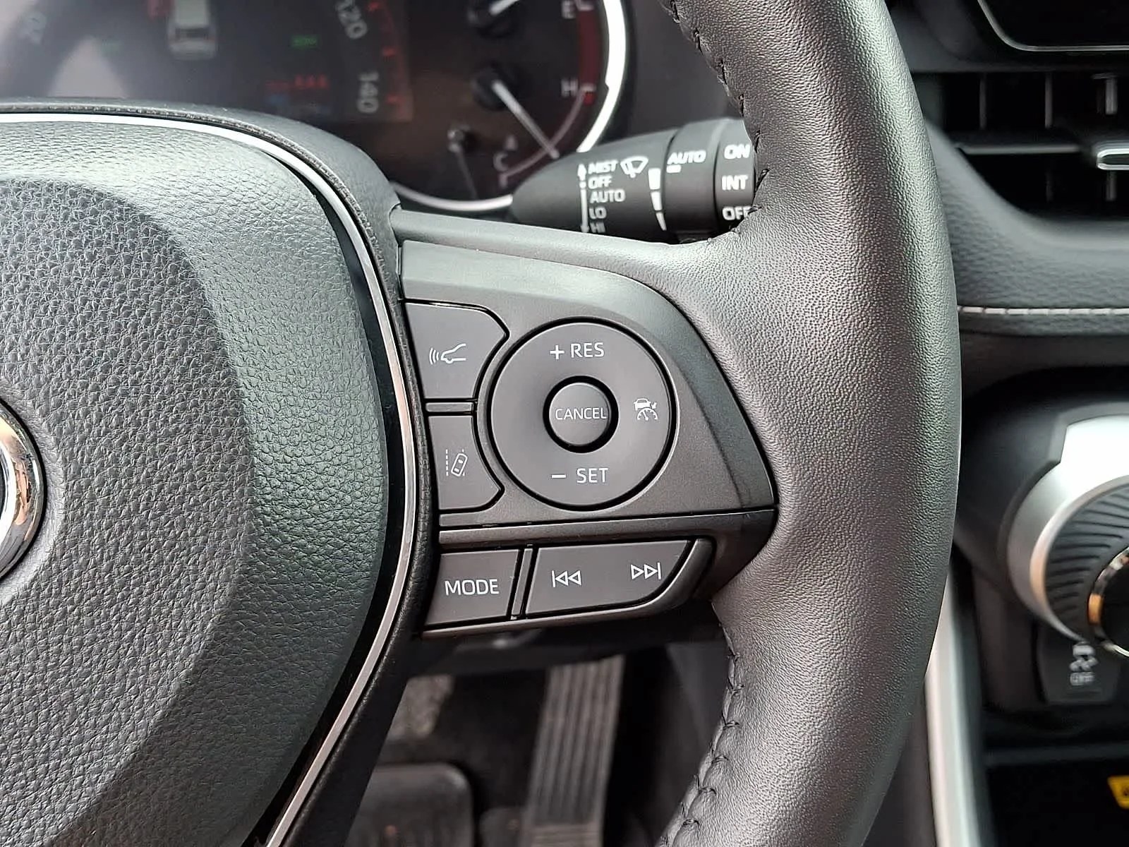 Used 2025 Magnetic Gray Metallic Toyota XLE Premium image 23