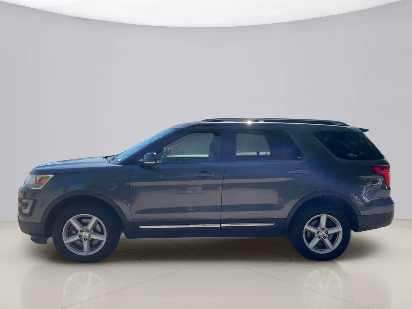 Used 2017 Gray Ford XLT image 3