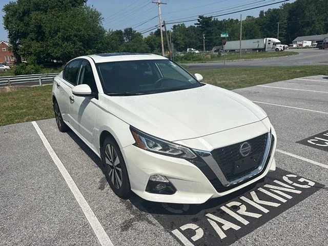 Used 2022 White Nissan 2.5 SL image 4