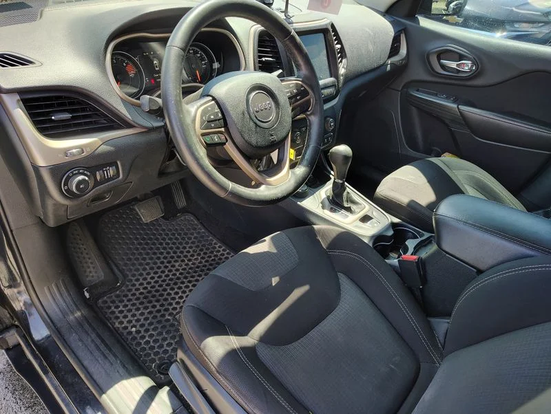 Used 2016 Black Jeep Latitude image 10