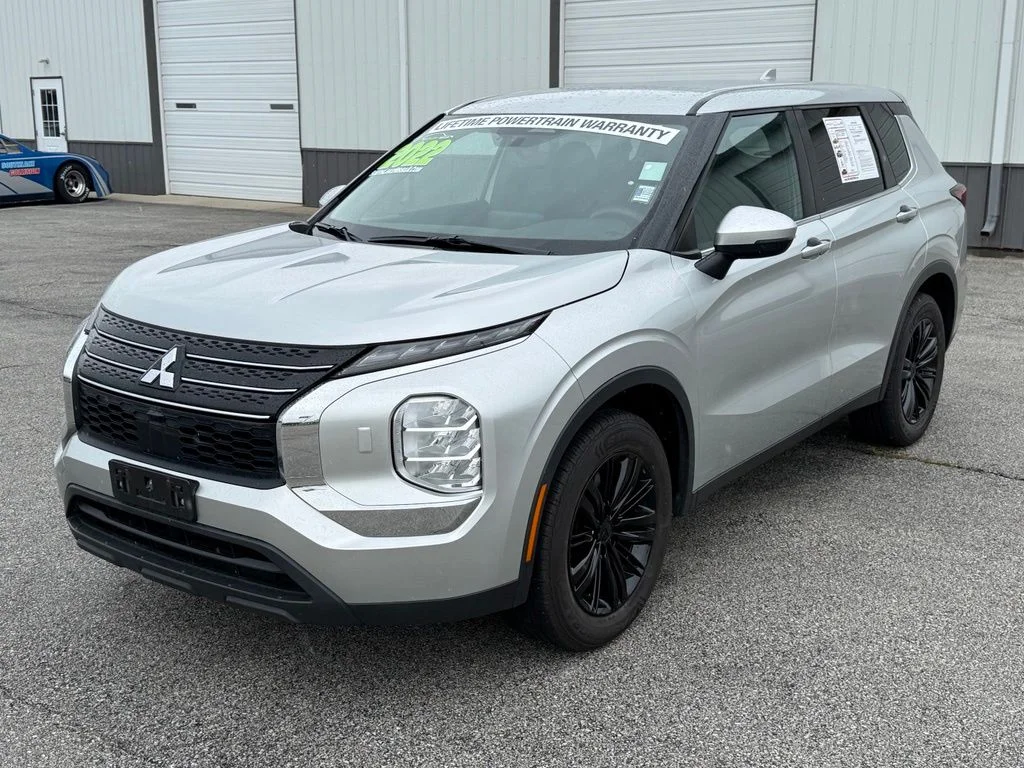 Used 2022  Mitsubishi ES image 2
