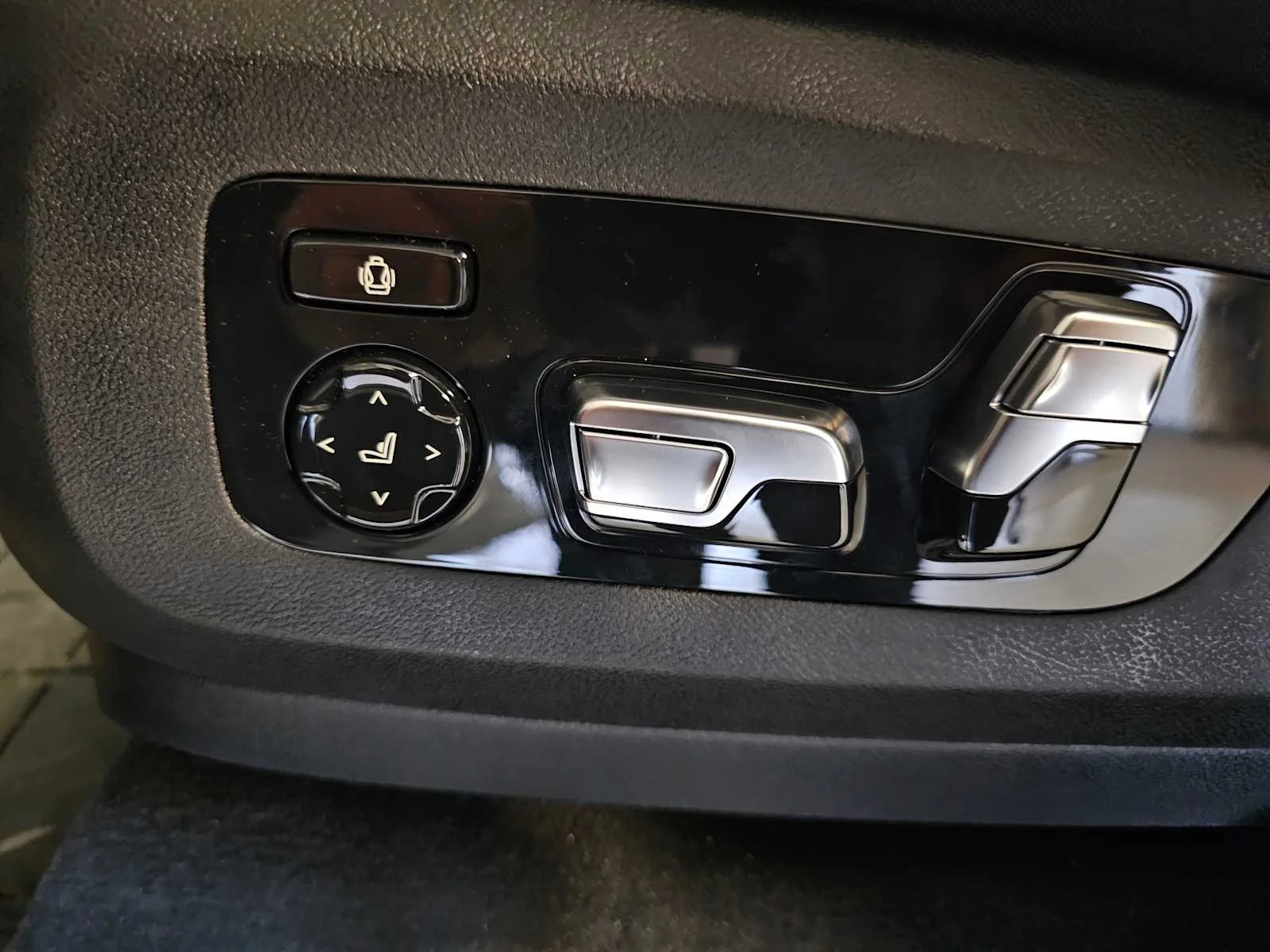 New 2026 Brooklyn Grey Metallic BMW xDrive50e image 30