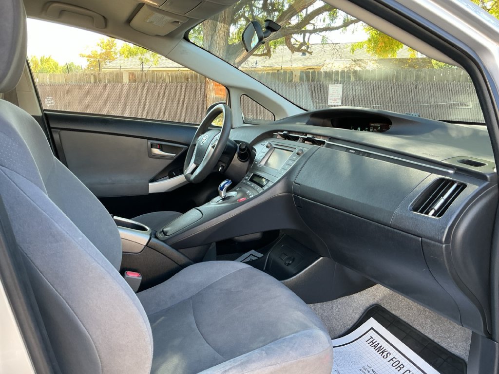 Used 2015 Silver Toyota Three image 31