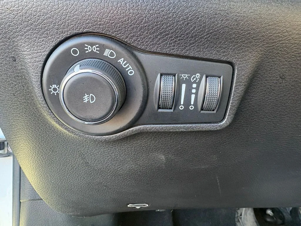 Used 2024 White Jeep Latitude image 14