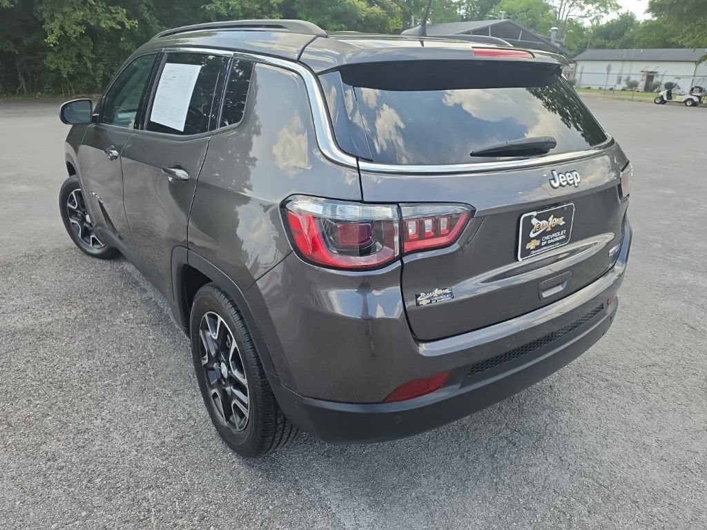 Used 2022 Gray Jeep Latitude FWD image 12
