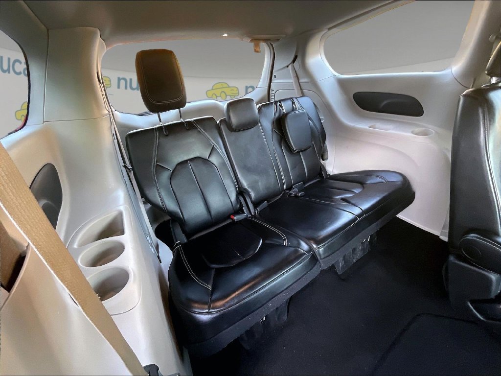 Used 2023 Black Chrysler Touring L image 17
