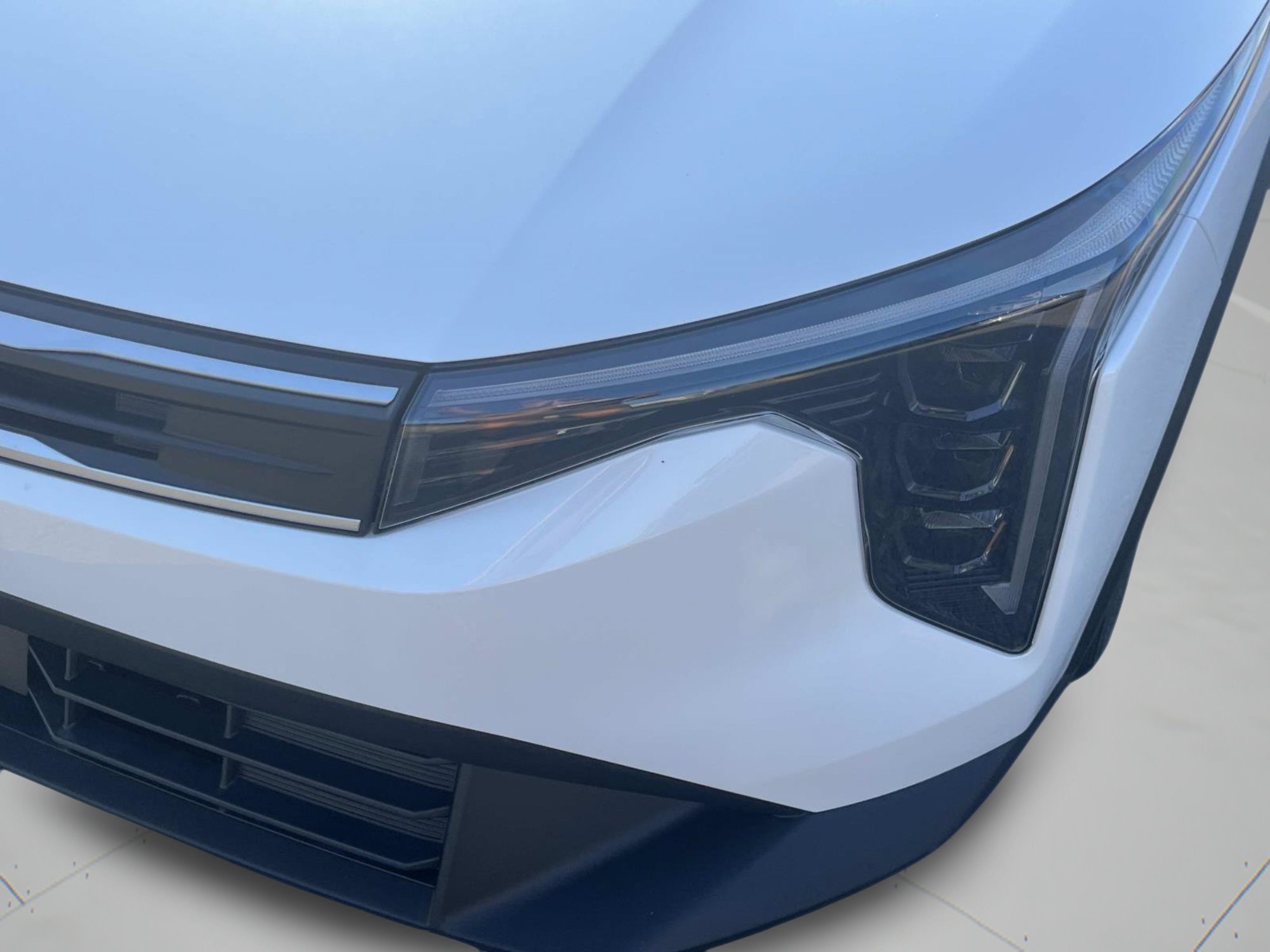 New 2026 Snow White Pearl Kia LXS image 28