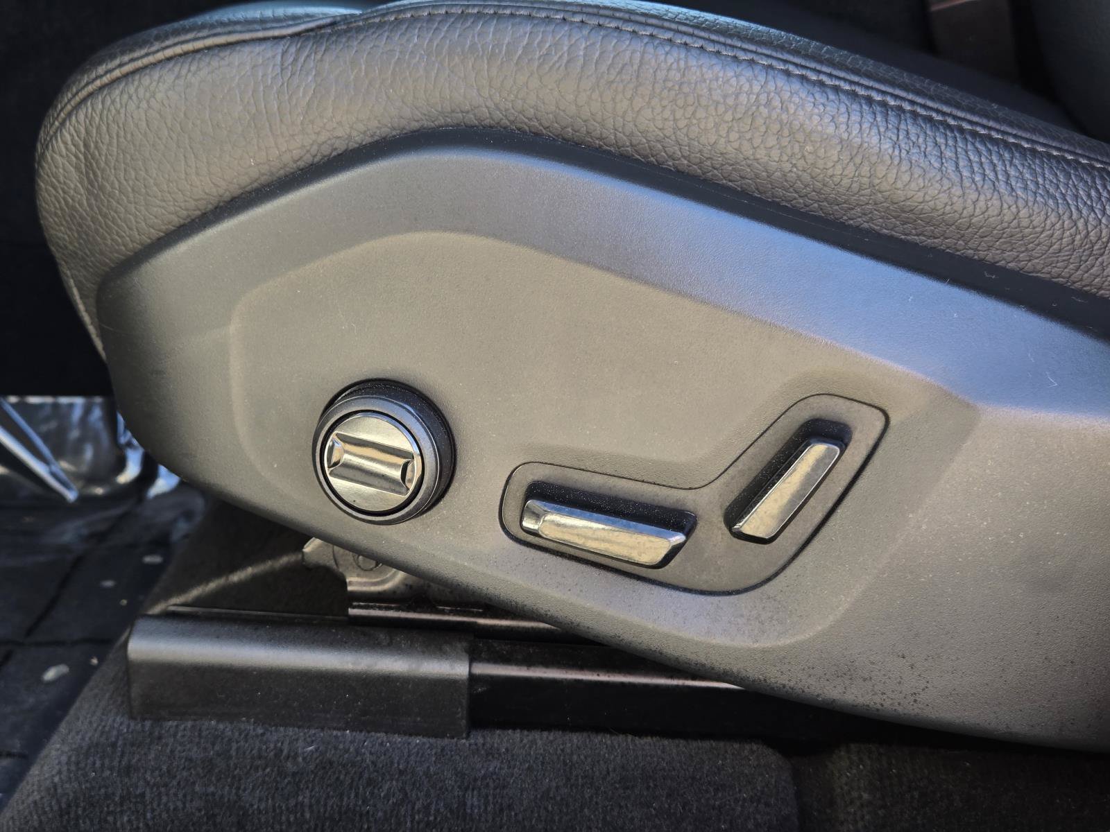 Used 2024 Crystal White Metallic Volvo Plus Dark Theme image 24
