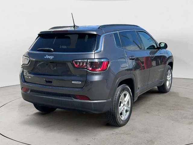 Used 2024  Jeep Latitude image 5
