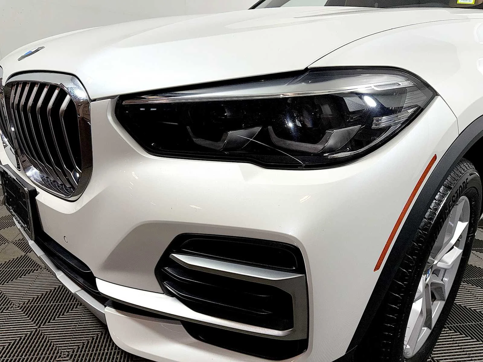 Certified Used 2023 Mineral White Metallic BMW xDrive40i image 26