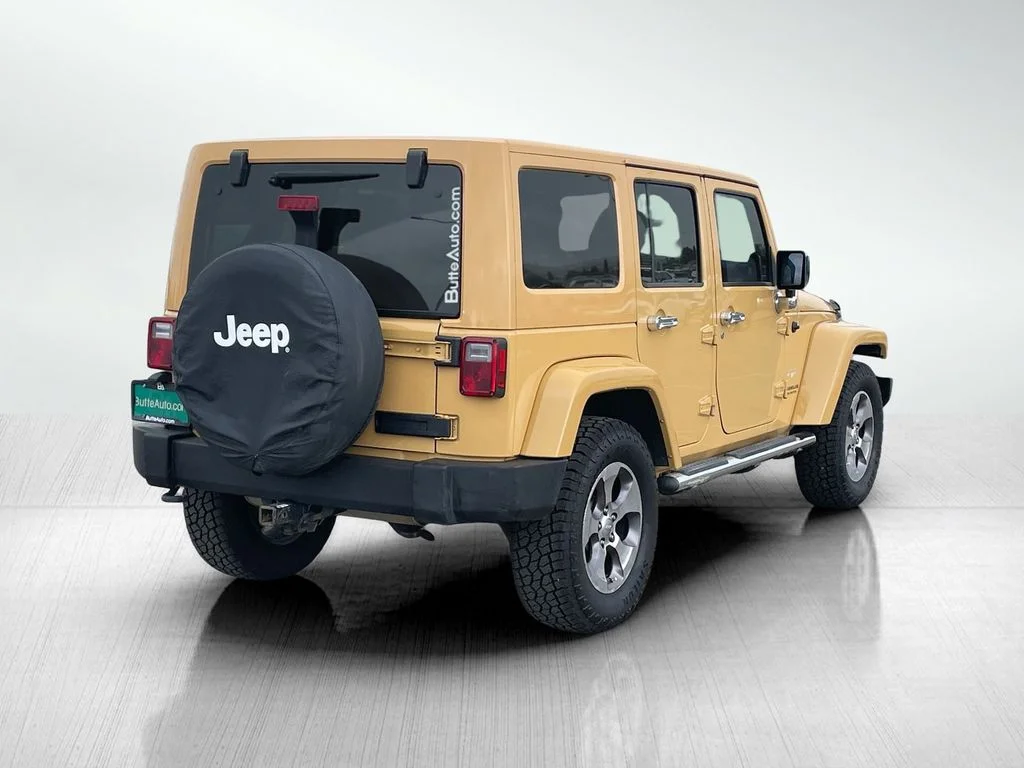 Used 2014 Dune Clear Coat Jeep Sahara image 3