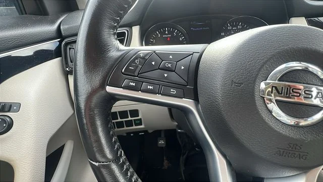 Used 2017 Blue Nissan SL image 31