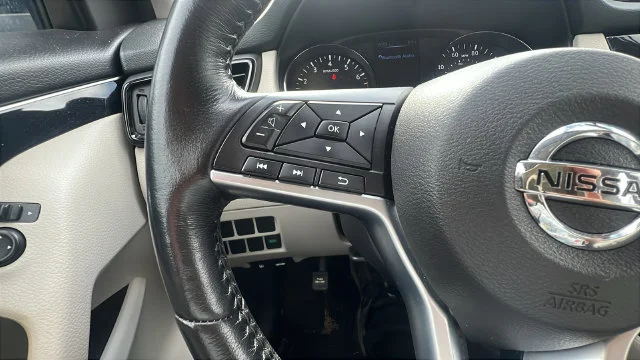 Used 2017 Blue Nissan SL image 31