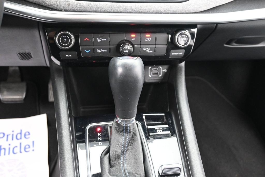 Used 2022 Bright White Clearcoat Jeep Latitude image 11