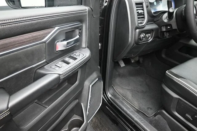 New 2026 Diamond Black Crystal Pearl-Coat Exterior Paint RAM Laramie image 8