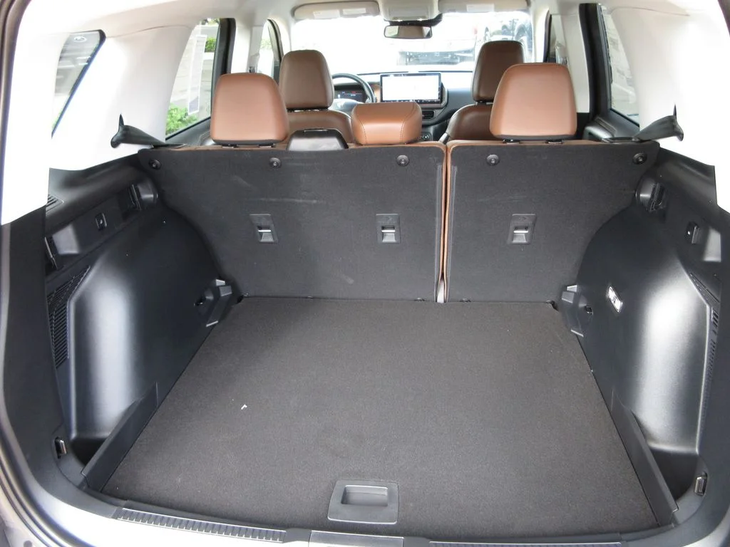 New 2026 Carbonized Gray Metallic Ford Outer Banks image 25