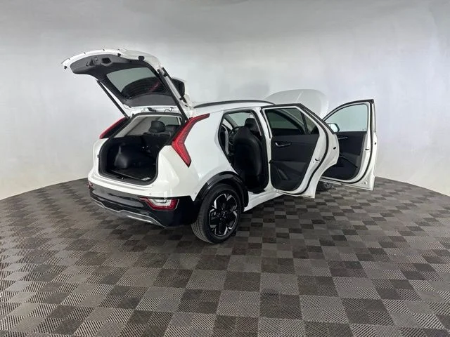 Used 2023 White Kia Wave image 16