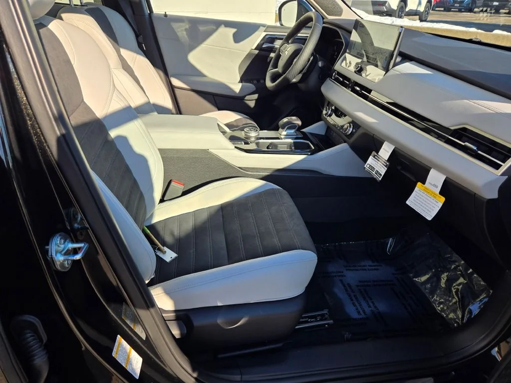 2026 Mitsubishi Outlander SE - Photo 4