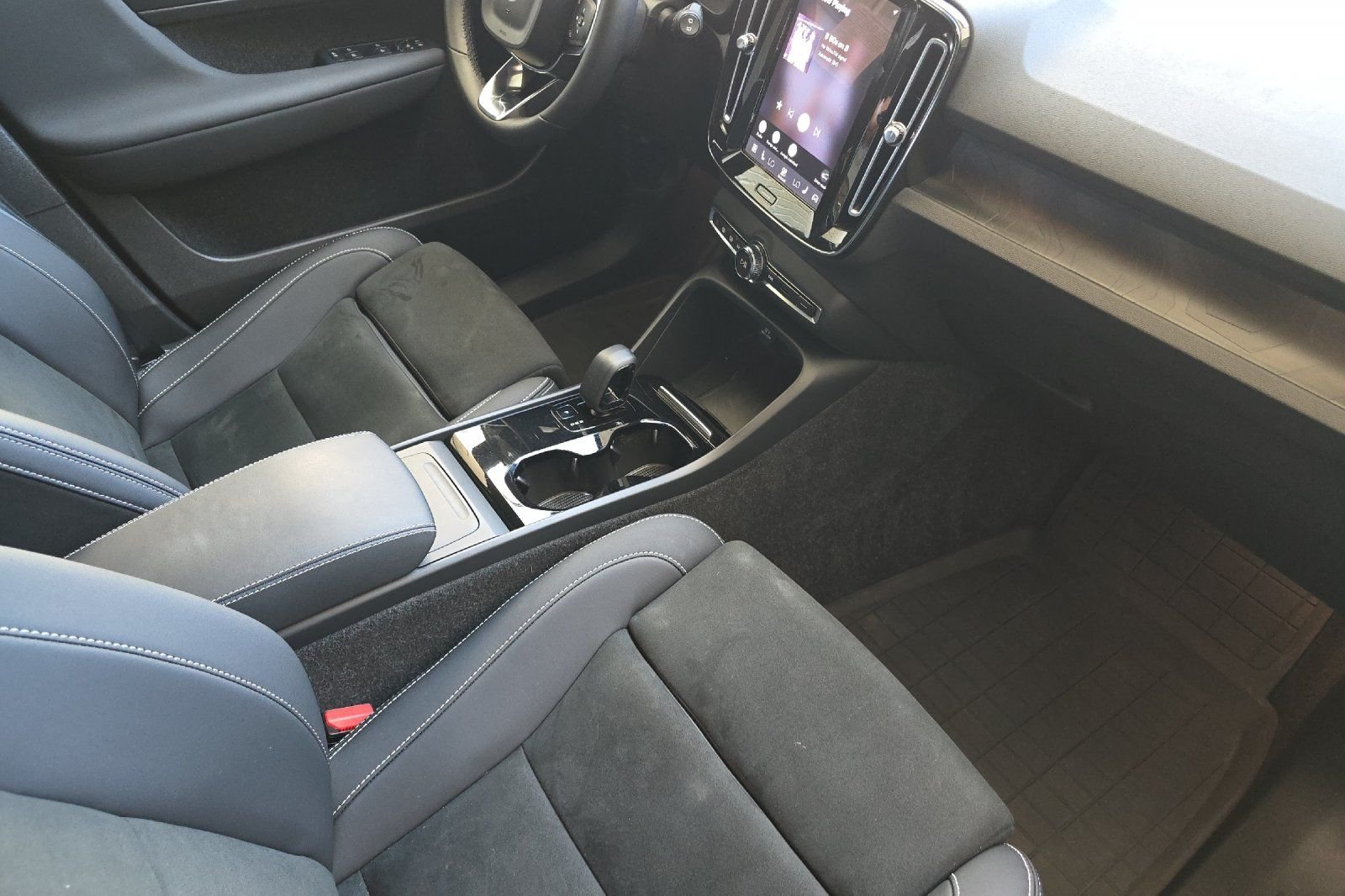 Used 2023 White Volvo Twin Plus image 17