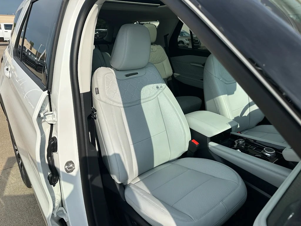 New 2026 Star White Met Tri-Coat Ford Platinum image 37