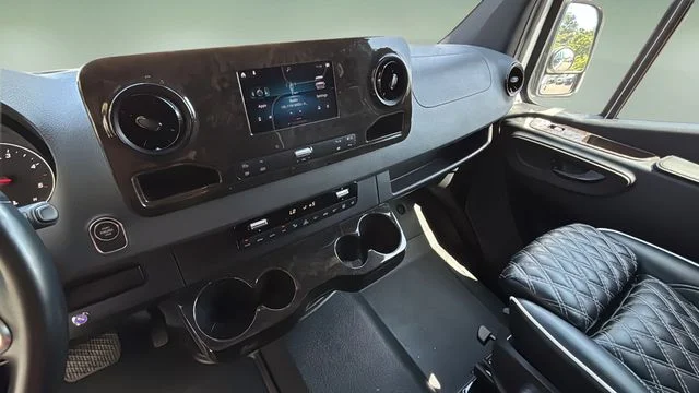 Used 2021  Mercedes-Benz Cargo 170 WB image 25