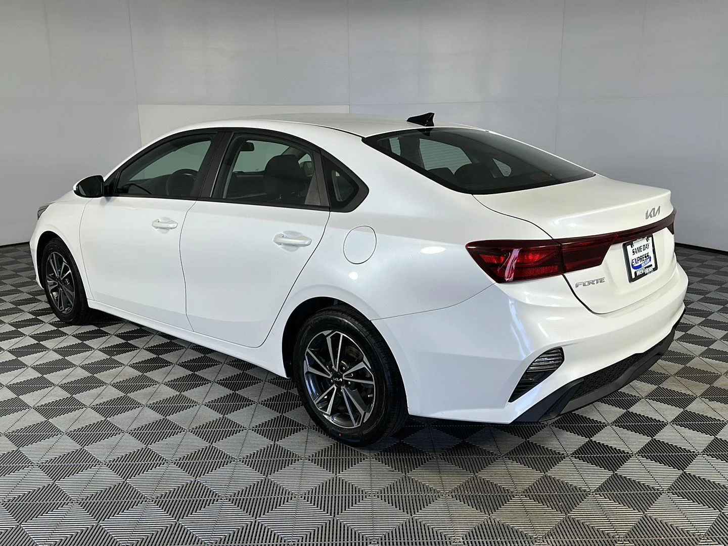 Used 2023 Snow White Pearl Kia LXS image 19