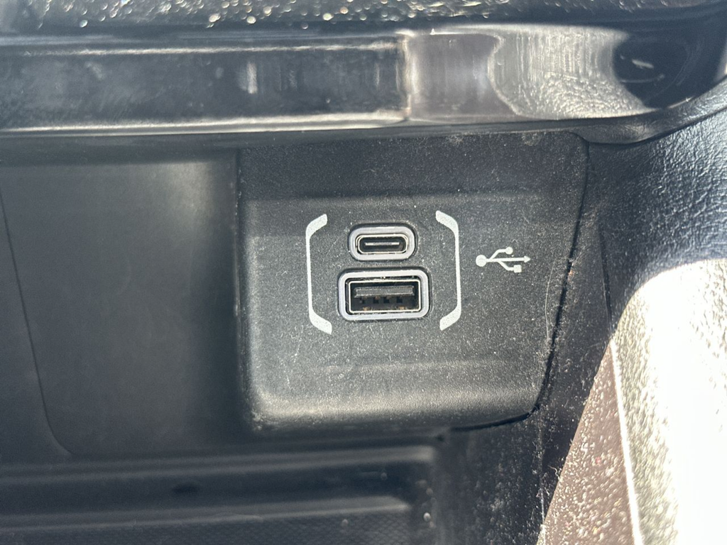 Used 2022 Black Jeep Latitude image 41