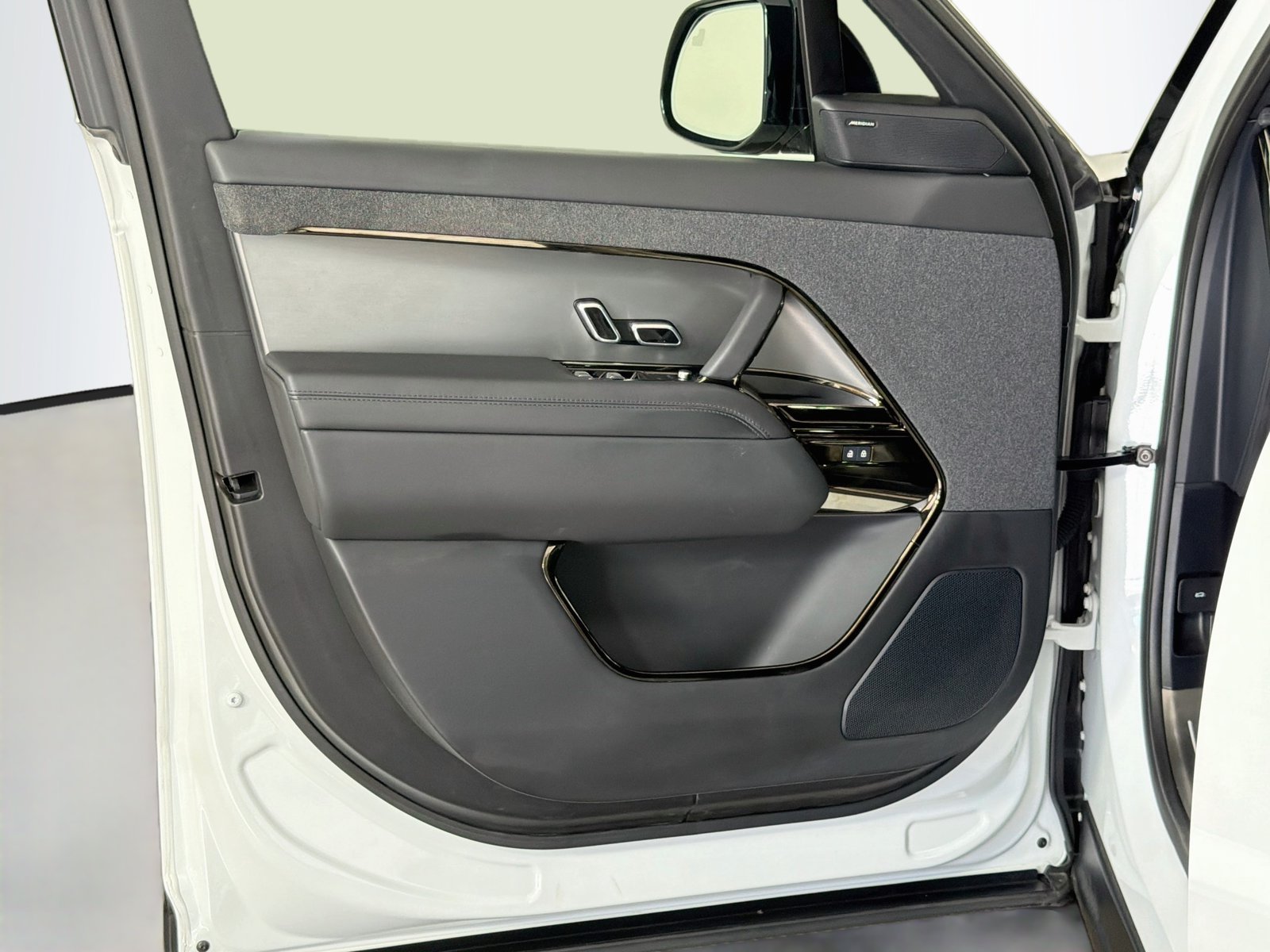 Certified Used 2025 Fuji White Land Rover SE image 21