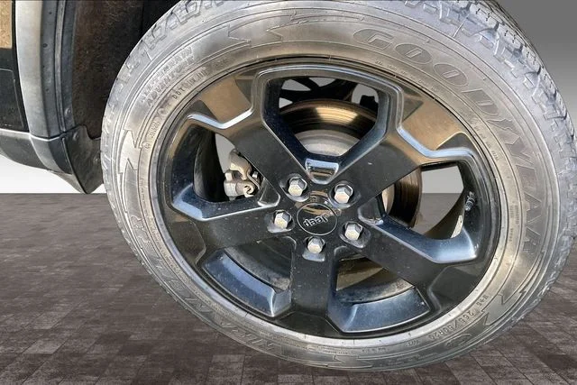 Used 2019 Black Jeep Laredo image 5