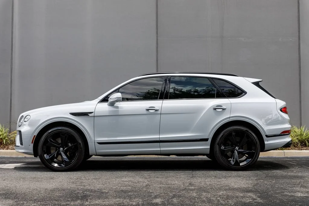 Used 2023 White Bentley V8 image 2